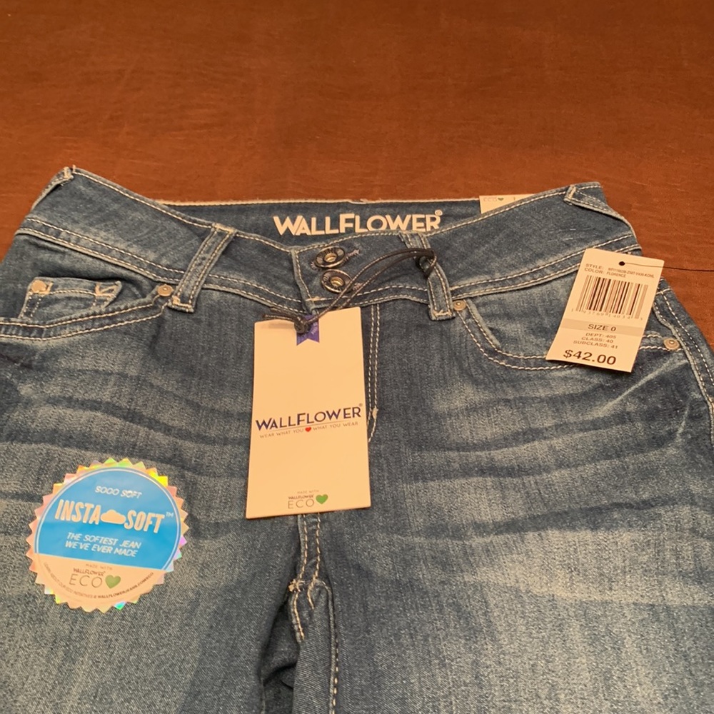 WallFlower the ultra fit 0/24. 23.5 inch crop. Women’s jeans NWT. - Picture 2 of 9